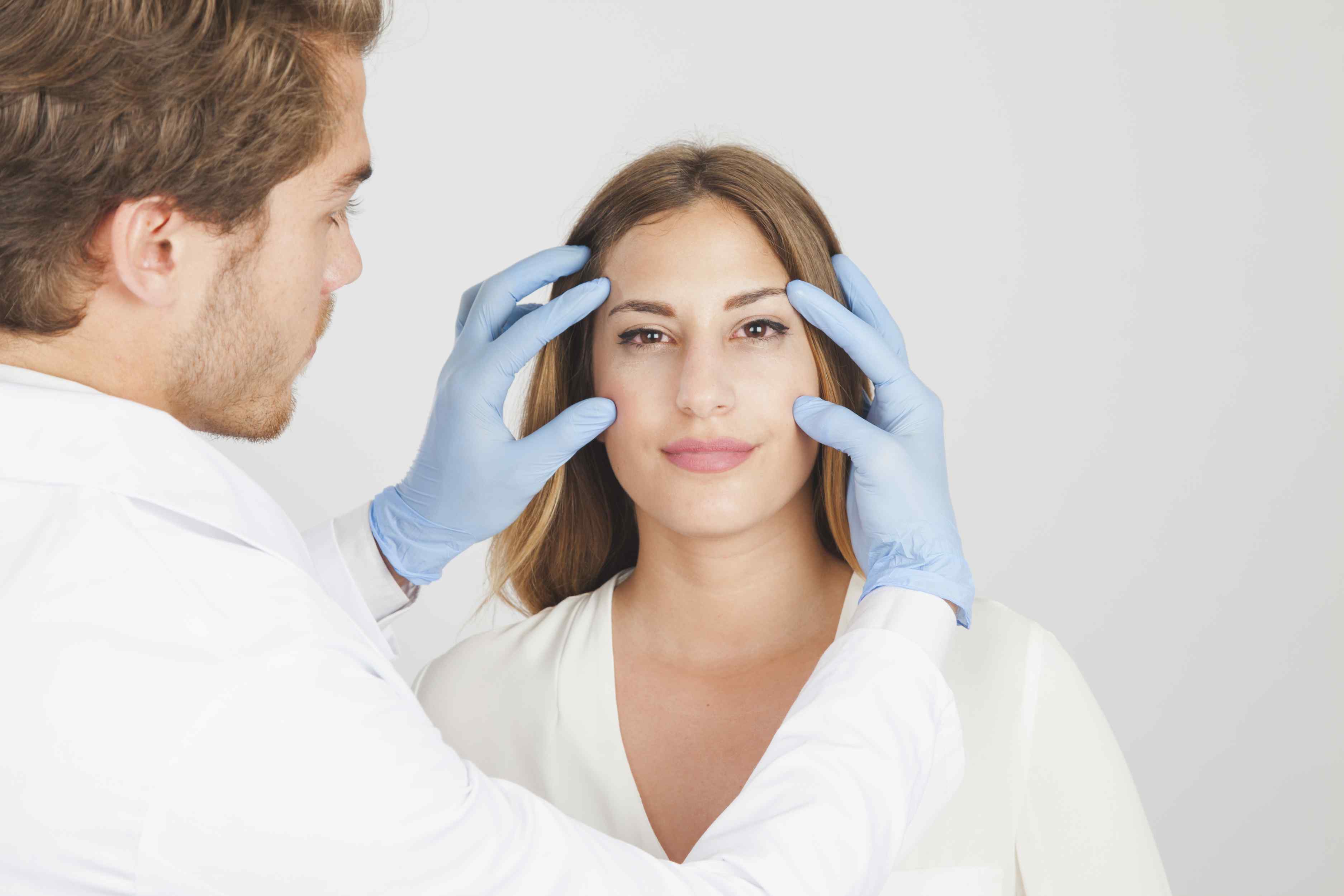 doctor-sujetando-cara-paciente.jpg