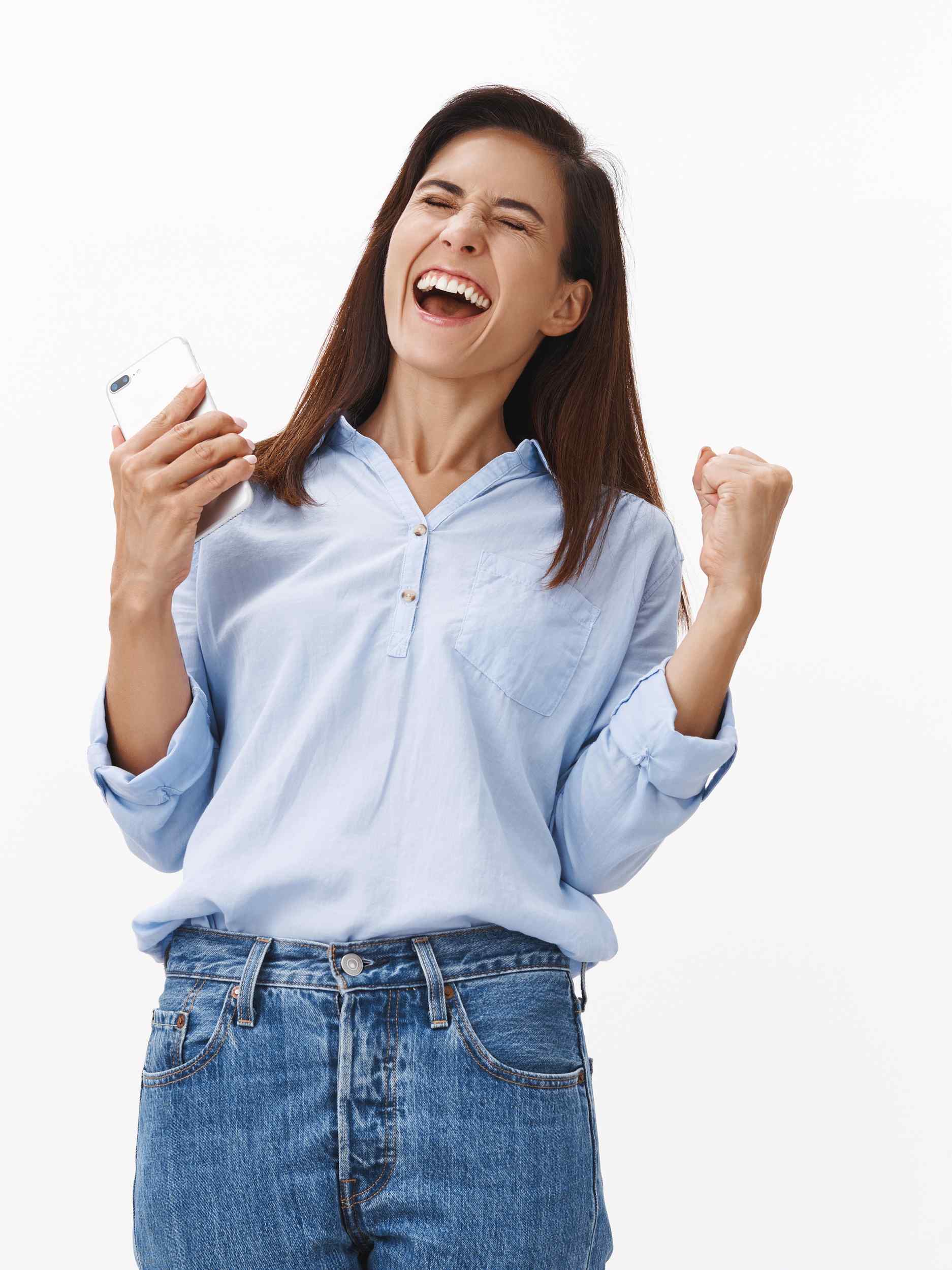 afortunada-emocionada-extremadamente-feliz-mujer-mediana-edad-que-gana-viaje-vacaciones-recibe-excelente-mensaje-texto-noticias-sostiene-telefono-inteligente-bailando-bomba-puno-regocijo-exito.jpg