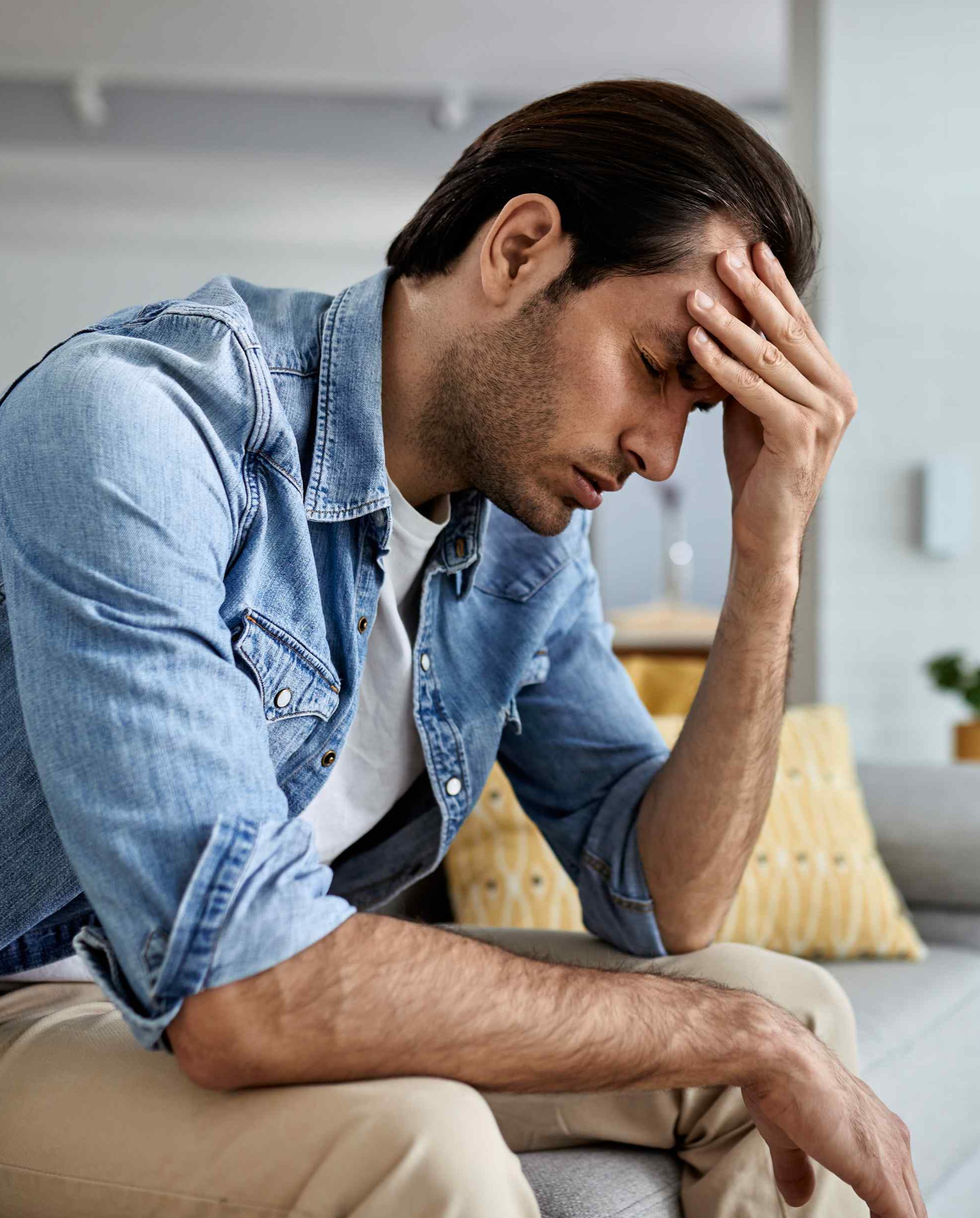joven-dolor-cabeza-sosteniendo-su-cabeza-dolor-casa.jpg