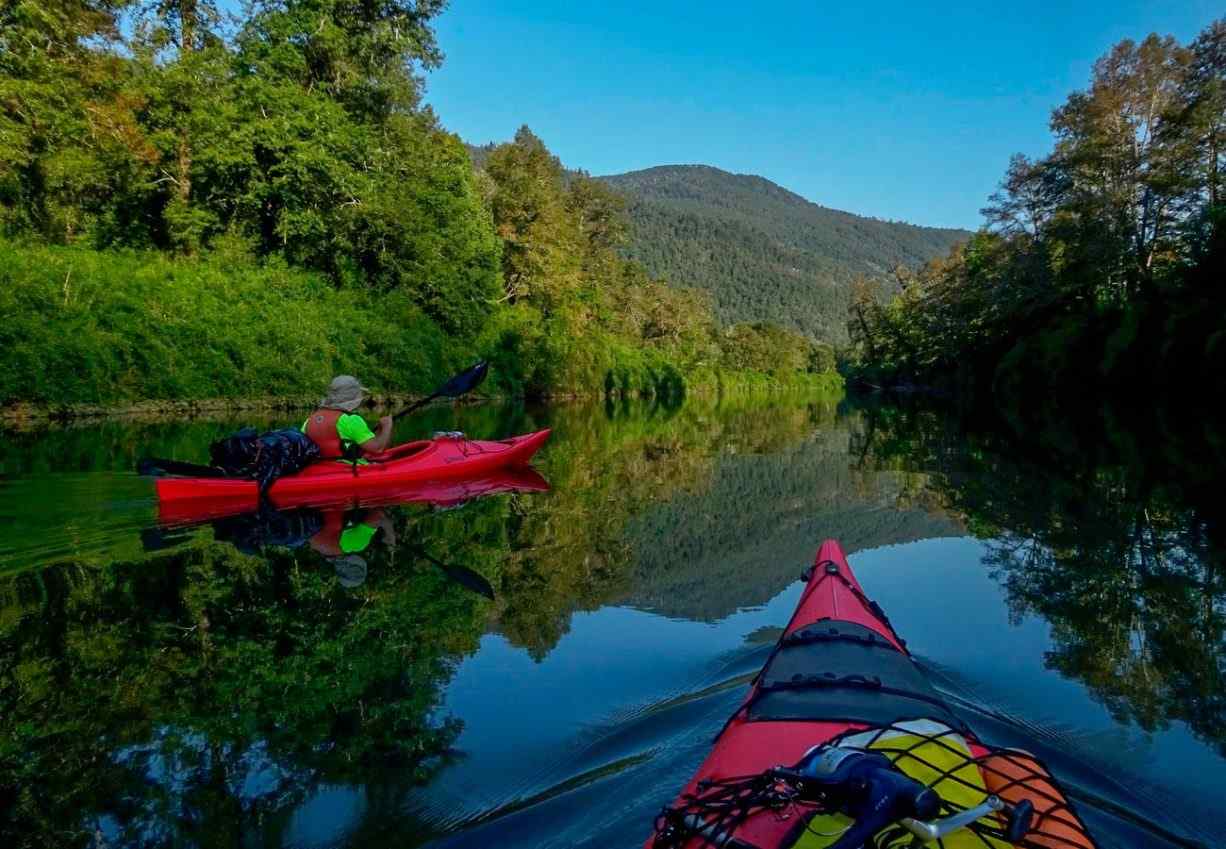 5-Descenso-en-kayak-al-Rio-Cua-Cua-aguas-planchadas-1226x849.jpg