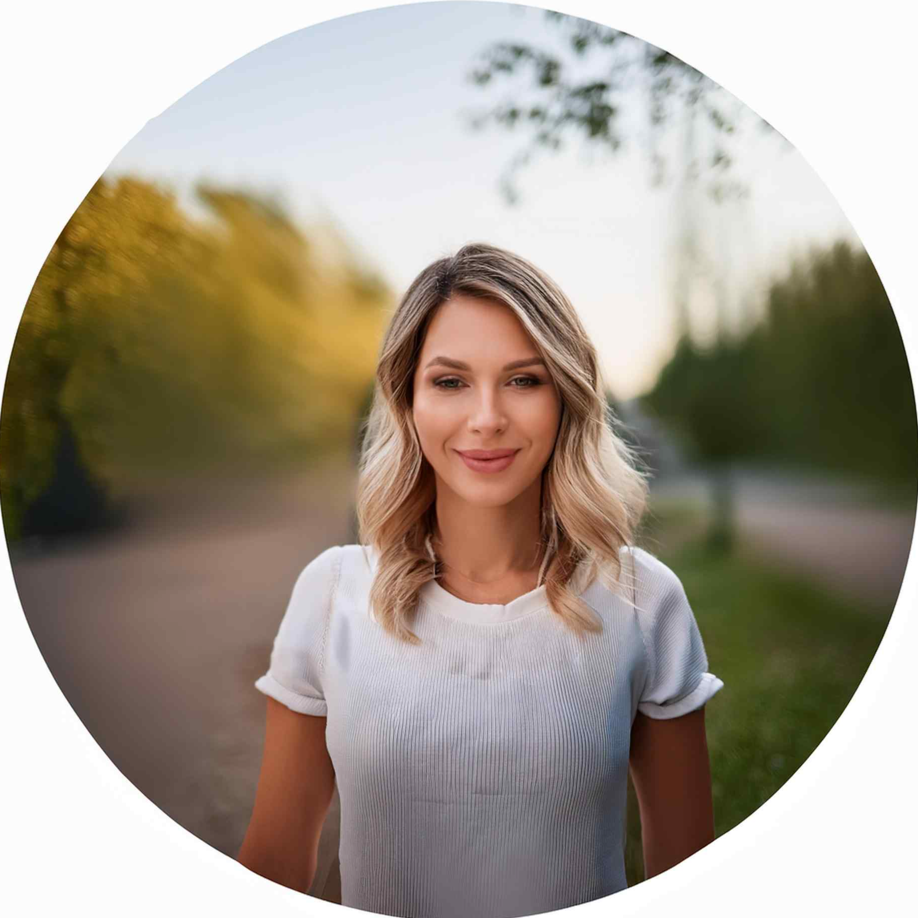 Firefly Foto de una mujer llamada Katerine, blanca en un fondo al aire libre para una seccion de tes (1).jpg