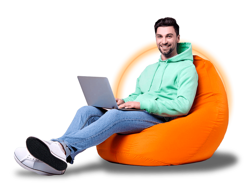 joven-sonriendo-pc-joven-computador-ingenieria-software-tecnologica-del-oriente-estadisitcas.png