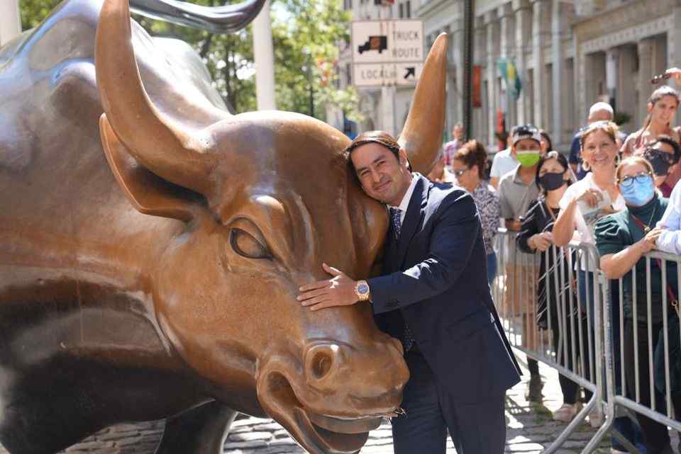 Alejandro con el toro de NY.jpg