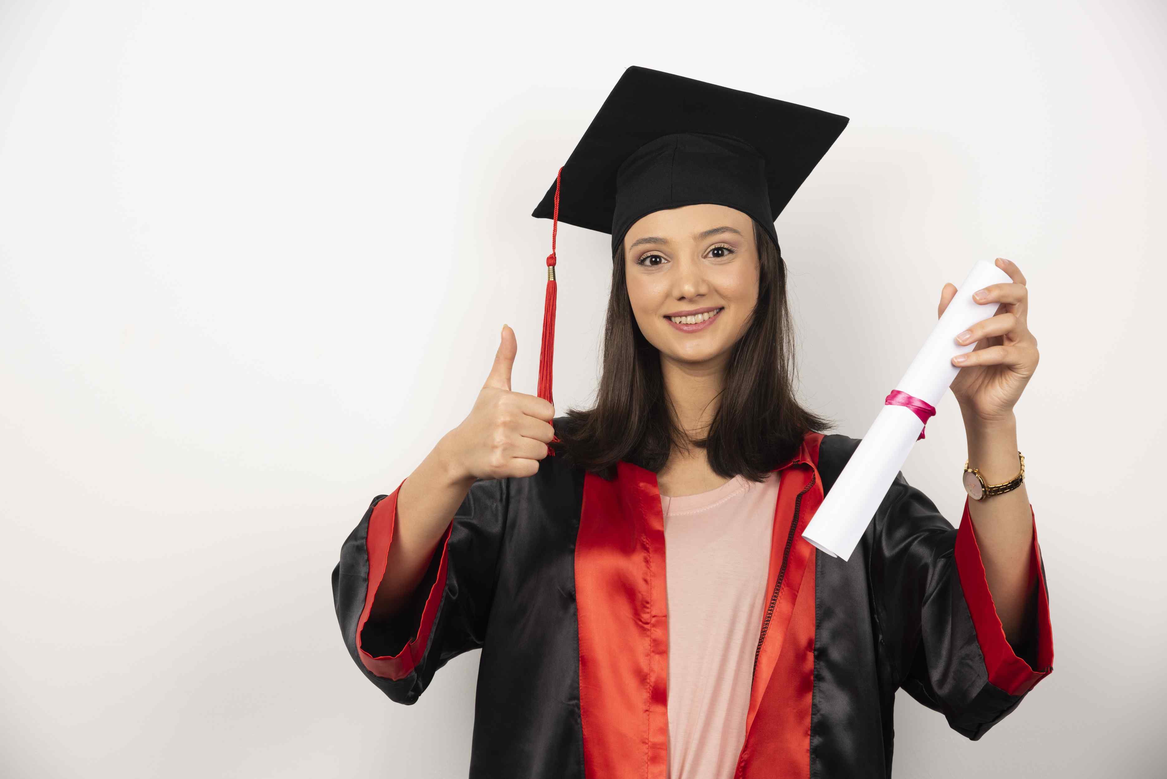 hembra-recien-graduada-diploma-haciendo-pulgares-arriba-sobre-fondo-blanco.jpg