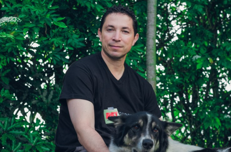 Ernesto y perro .png