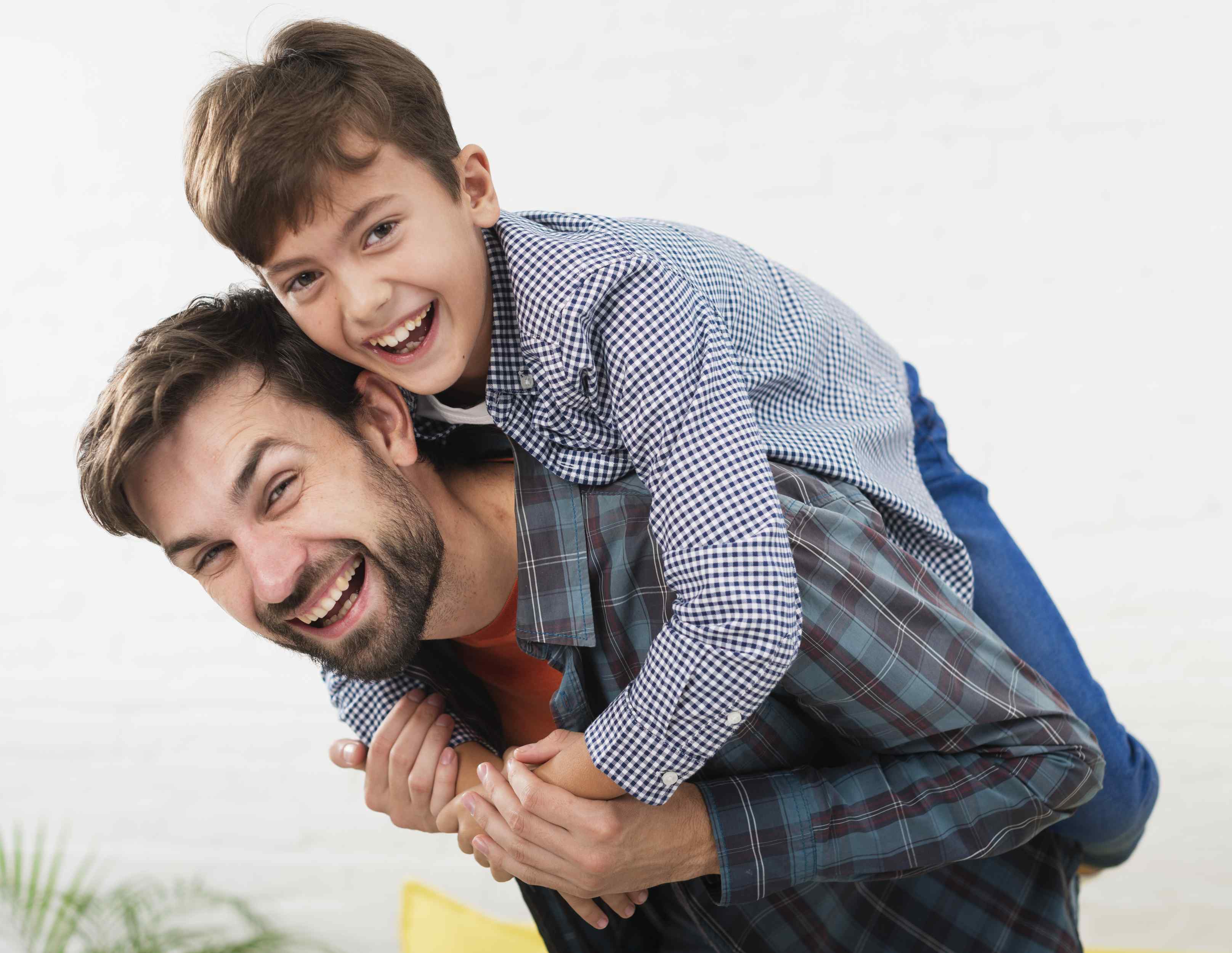 retrato-feliz-padre-abrazado-su-hijo.jpg
