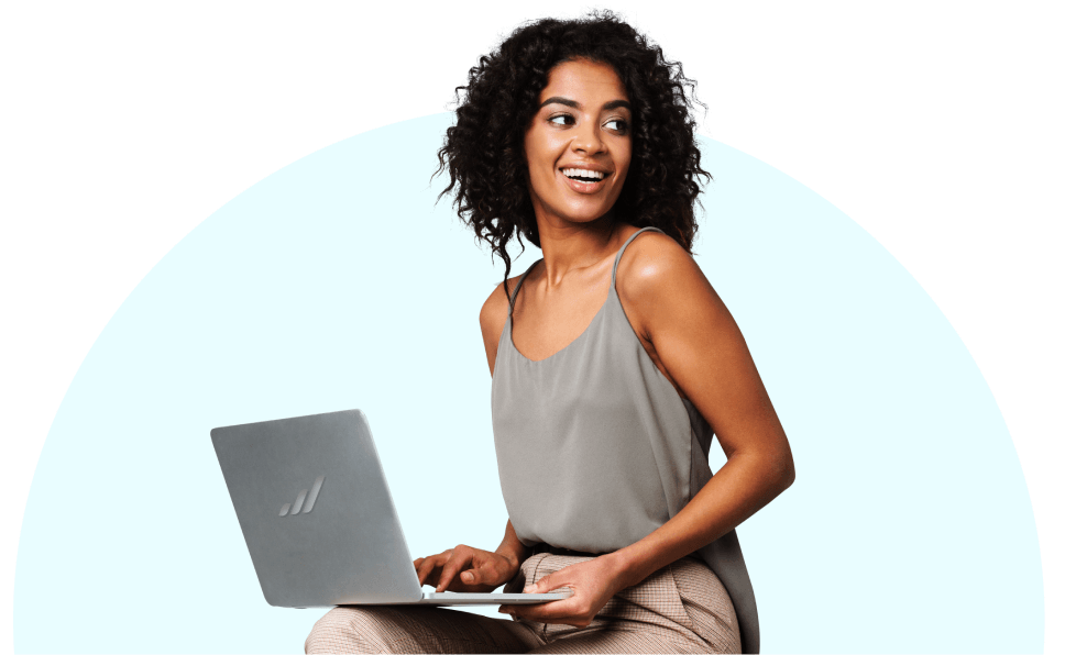 Chica con laptop + fondo azul.png