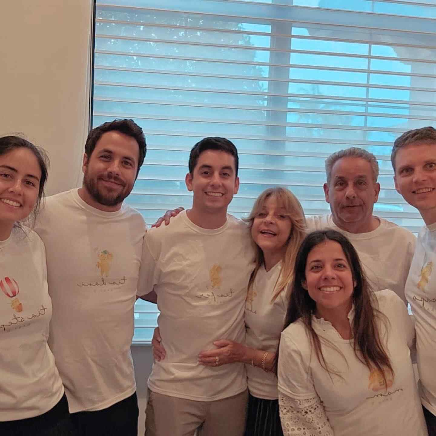 Familia con camisas Baby D.JPG