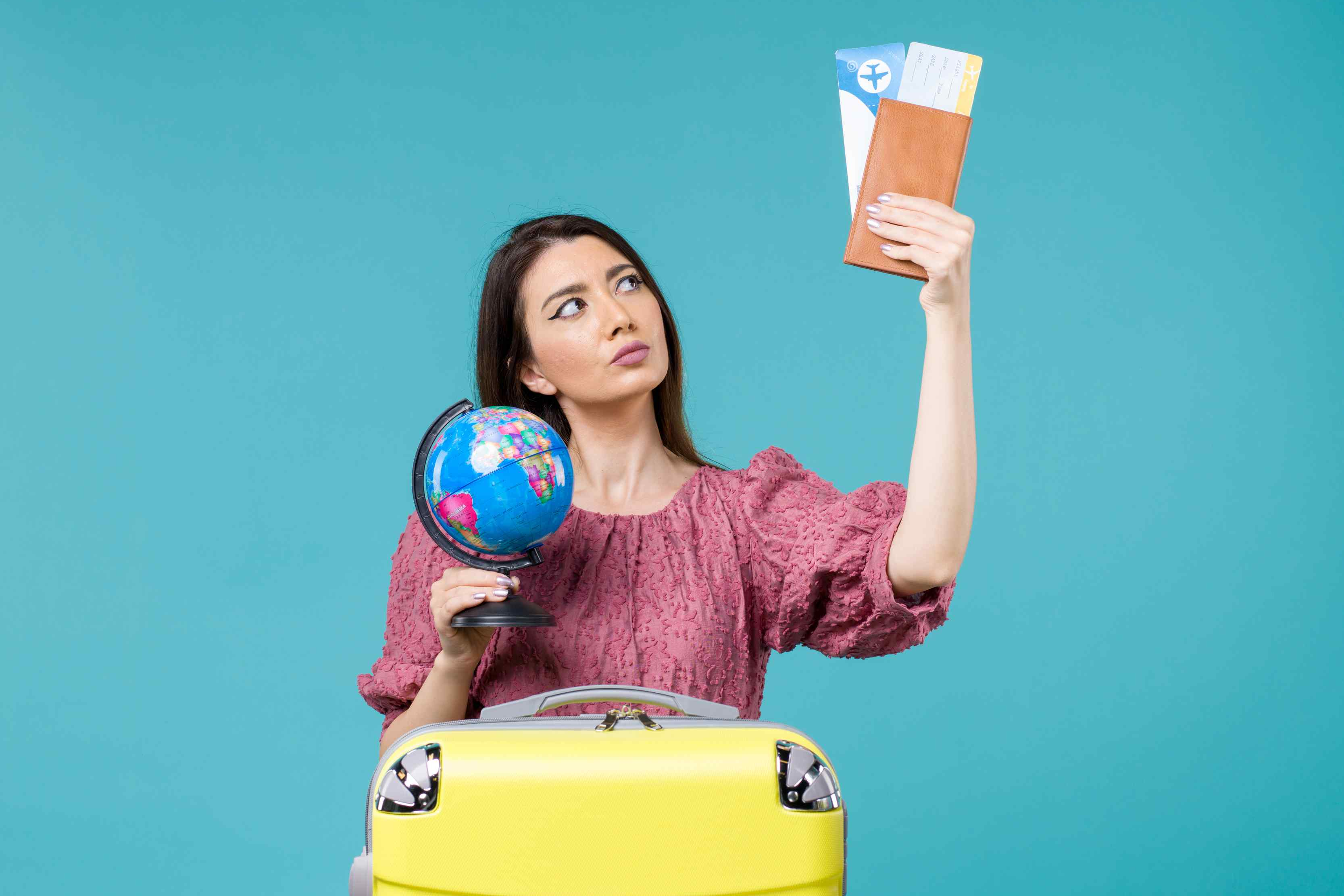 vista-frontal-mujer-en-vacaciones-sosteniendo-globo-y-billetes-de-avion-sobre-el-fondo-azul-mar-vacaciones-mujer-viaje-viaje-verano.jpg