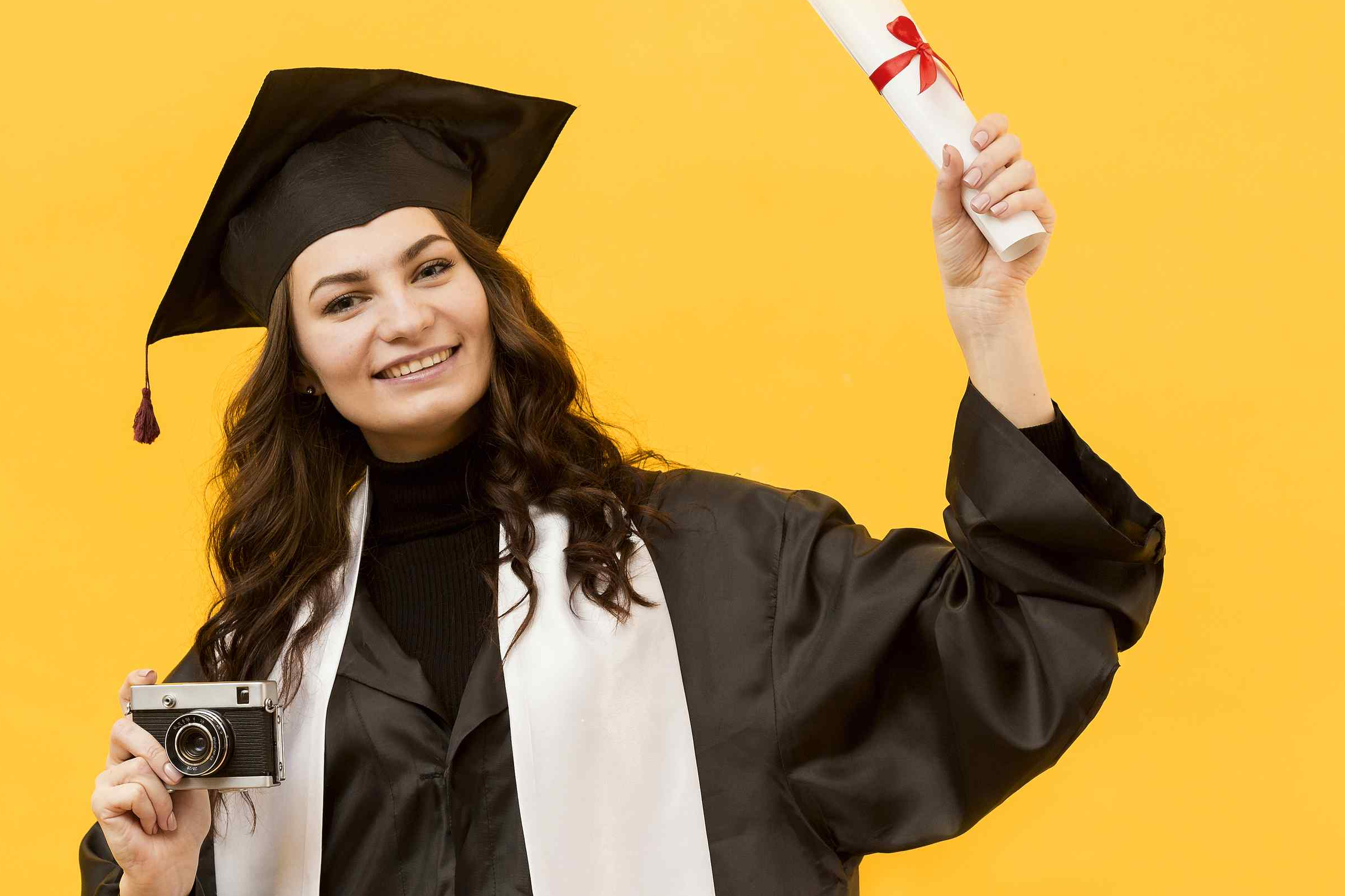 estudiante-graduado-con-camara-y-diploma.jpg