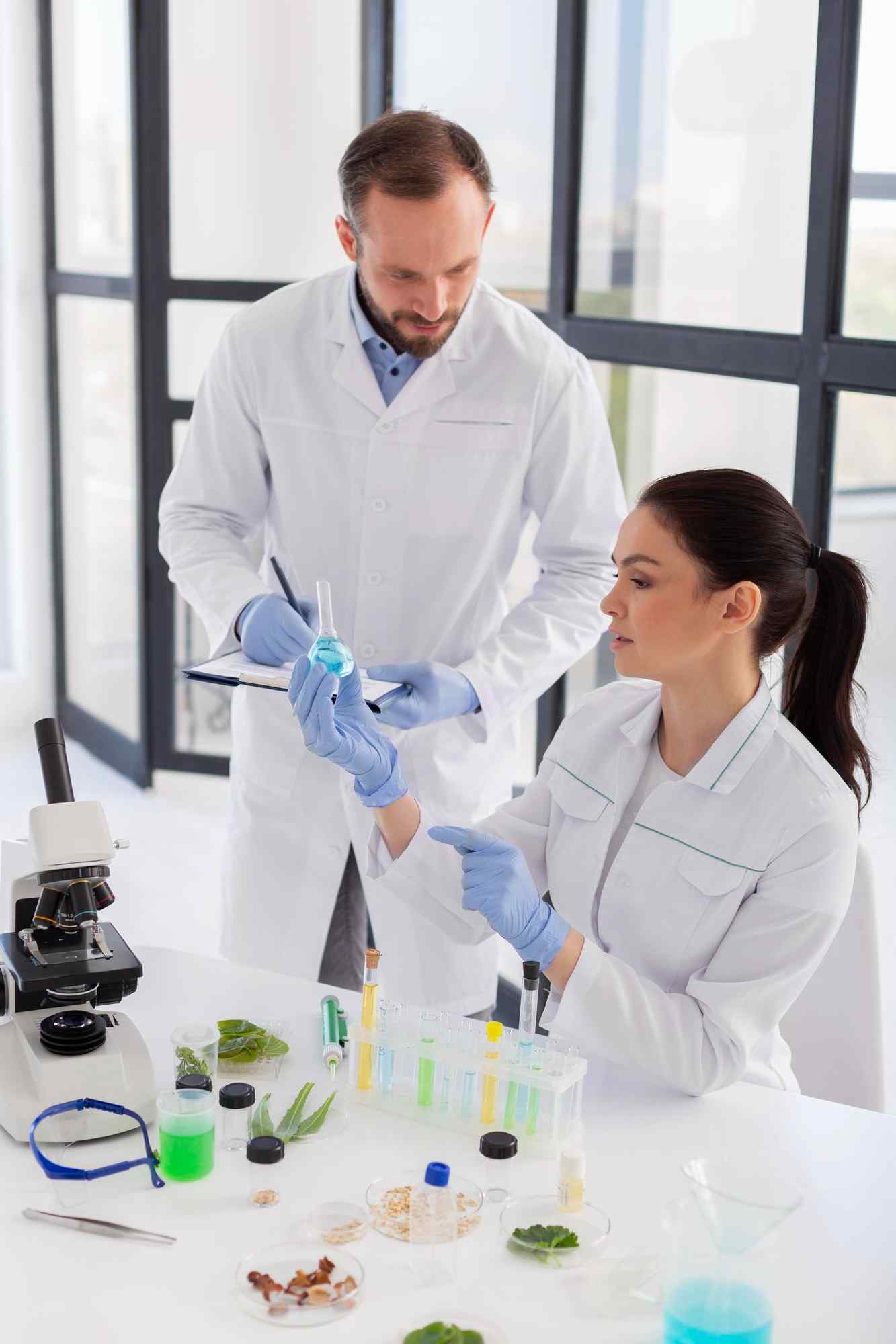 cientificos-tiro-medio-laboratorio.jpg